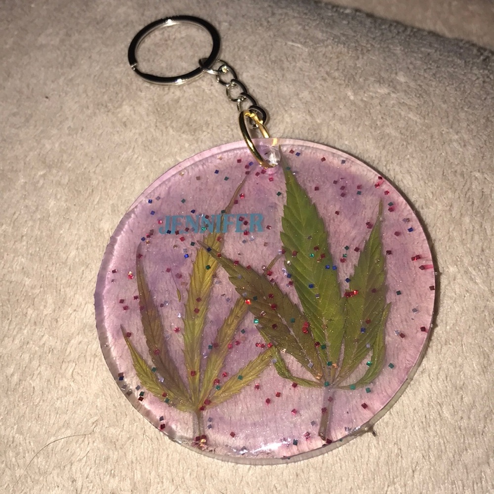 Custom epoxy circle keychain JENNIFER with my favorite leaves 🍁 New